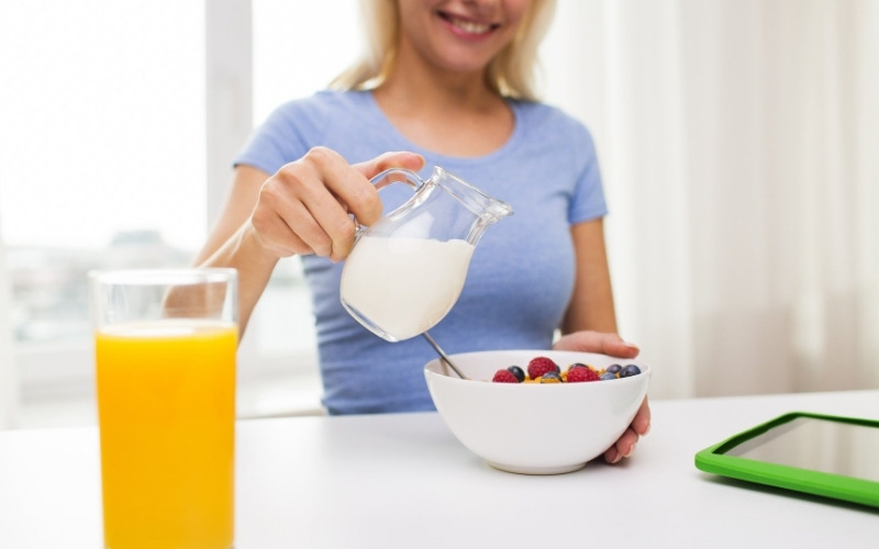 I drink milk for breakfast. Кувшин с молоком. Девушка с крынкой молока. Фото девушка с кувшином молока.